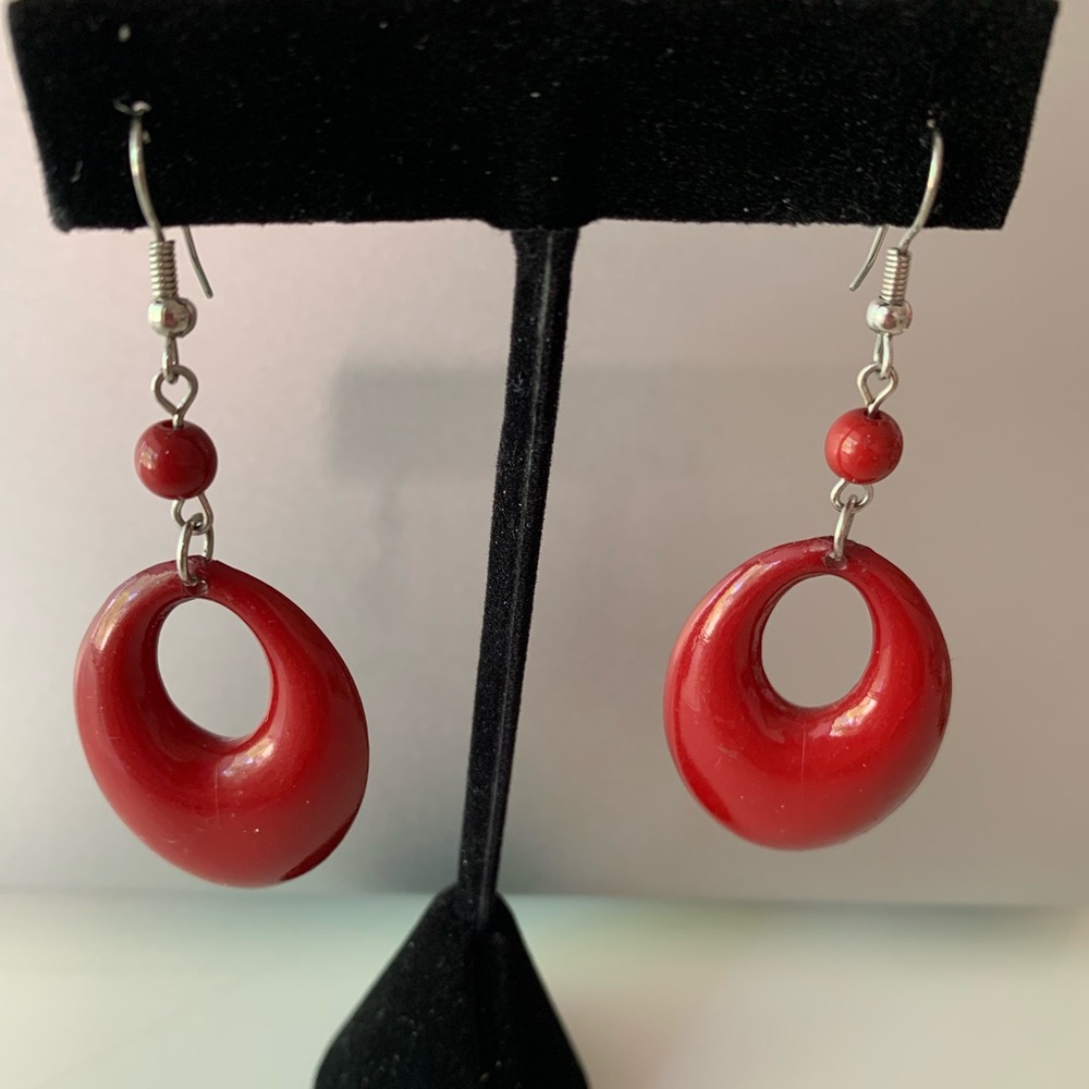 Retro mod plastic oval earring.